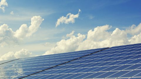 Entenda como a energia solar ajuda a economizar